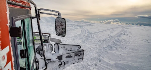 Gato de neve nas montanhas de inverno. Cárpatos, Ucrânia — Fotografia de Stock