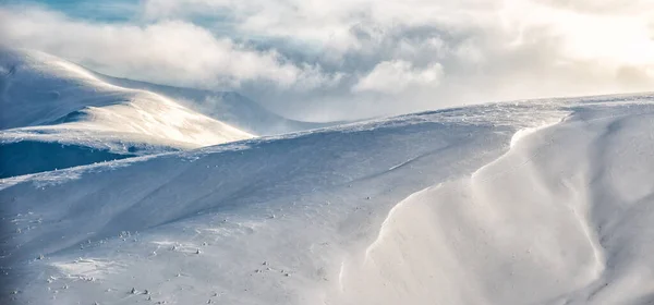 Winterlandschaft in den Bergen. Karpaten, Ukraine — Stockfoto