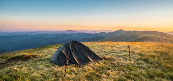 Alba sopra i monti e la tenda. Carpazio. Ucraina — Foto Stock
