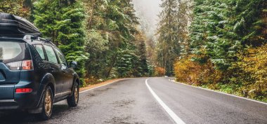 Yolculuk için araba. Sonbahar dağları