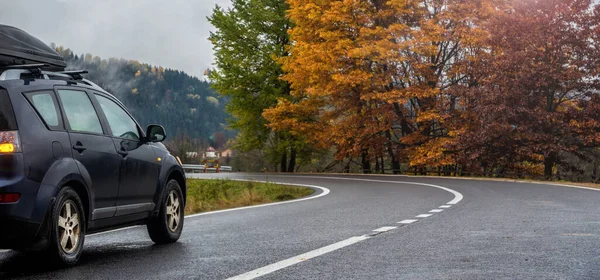 Auto voor onderweg. Herfstbergen — Stockfoto