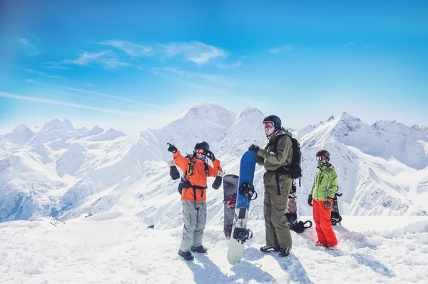 Snowboarders nas montanhas — Fotografia de Stock
