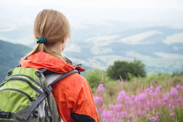 Young woman hiking in the mountains — Stock Photo, Image