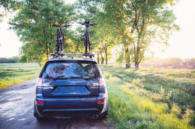 Araba bisiklet içinde orman yolu ile