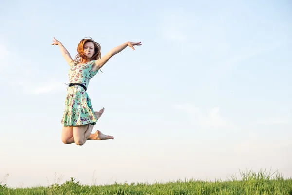 Glückliche junge Frau springt — Stockfoto