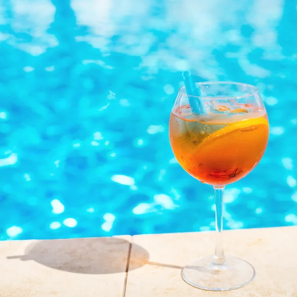 Cocktail na piscina — Fotografia de Stock