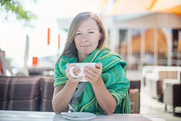 Femme heureuse tenant une tasse de café — Photo