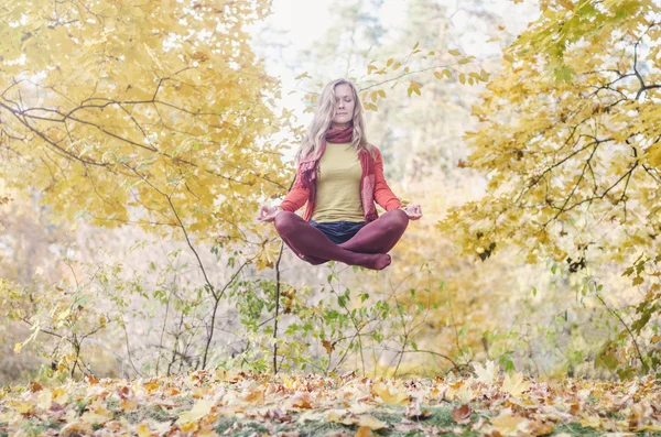 Retrato de levitación de hermosa chica — Foto de Stock