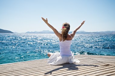 Denizde meditasyon yapan bir kadın