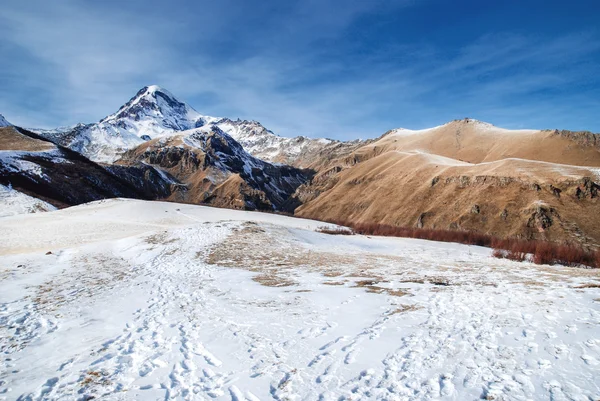 Winterberge und eine Straße — Stockfoto