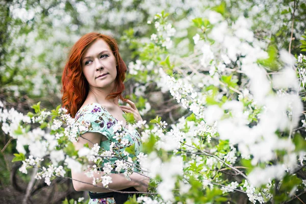 Hermosa chica en flor de primavera — Foto de Stock