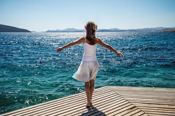 Kvinna vid havet — Stockfoto