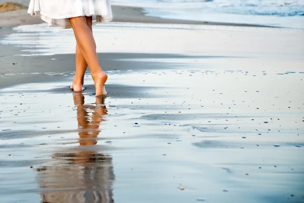 Femme marchant sur la plage de sable — Photo