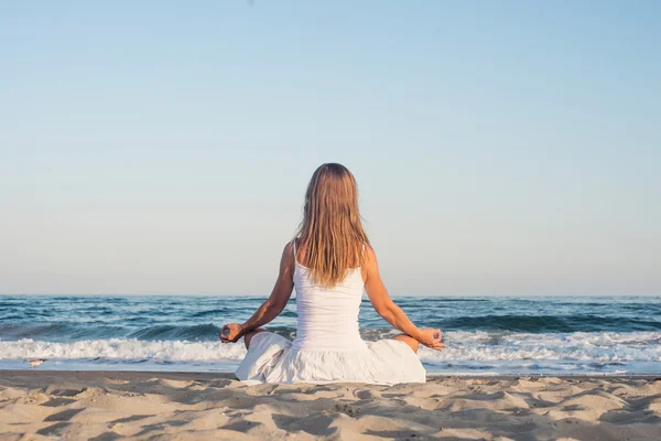 Vrouw mediterend aan zee — Stockfoto