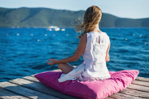 Mujer meditando en el mar — Foto de Stock