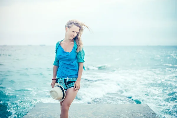 Felice giovane donna in posa — Foto Stock