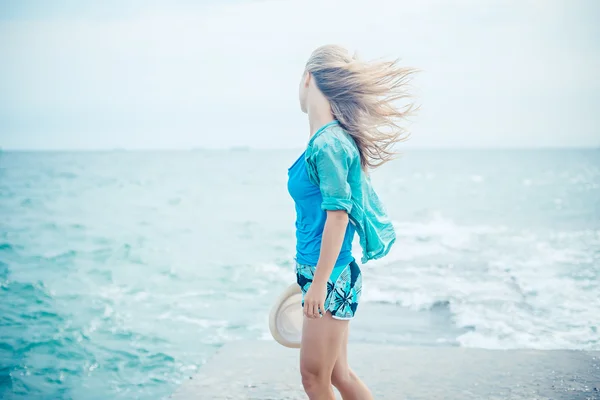 Mujer joven feliz posando — Foto de Stock