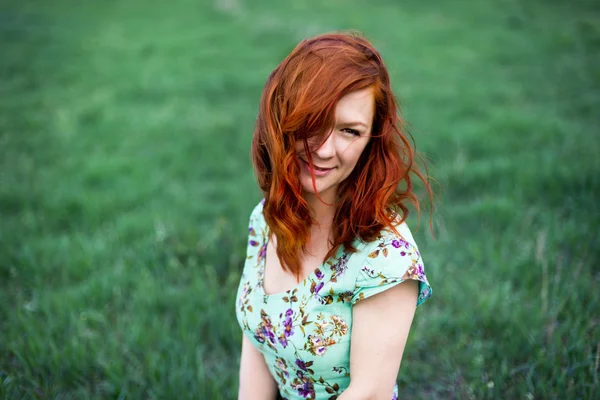 Belo retrato de mulher no parque — Fotografia de Stock