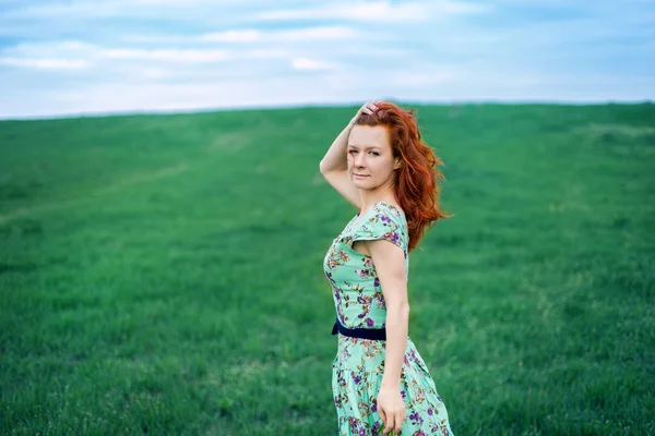 Beau portrait de femme dans le parc — Photo