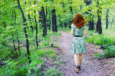 Parktaki Güzel Kadın