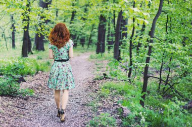 Parktaki Güzel Kadın