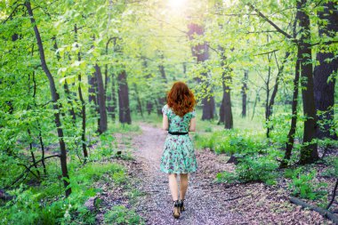 Parktaki Güzel Kadın