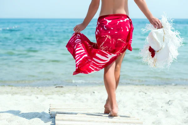 ผู้หญิงเดินที่ชายหาด — ภาพถ่ายสต็อก