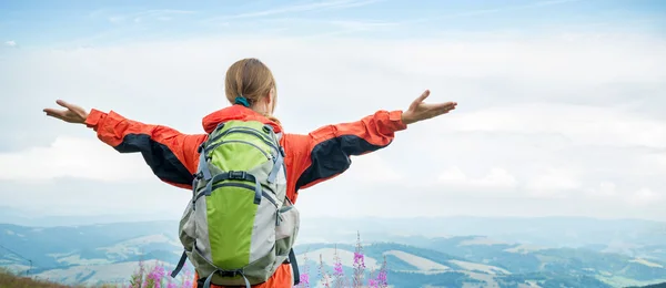 Jonge vrouw wandelen in de bergen — Stockfoto