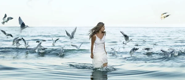 Schöne Frau und Möwen am Strand — Stockfoto