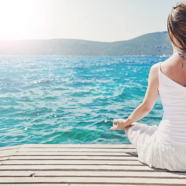 Mujer meditando en el mar —  Fotos de Stock