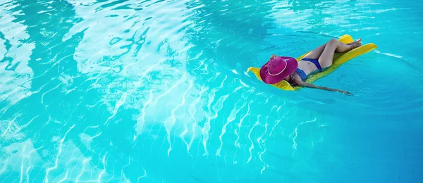 Giovane donna godendo di una piscina — Foto Stock