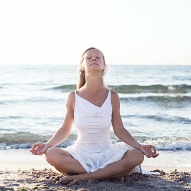 genç kadın meditasyon plaj