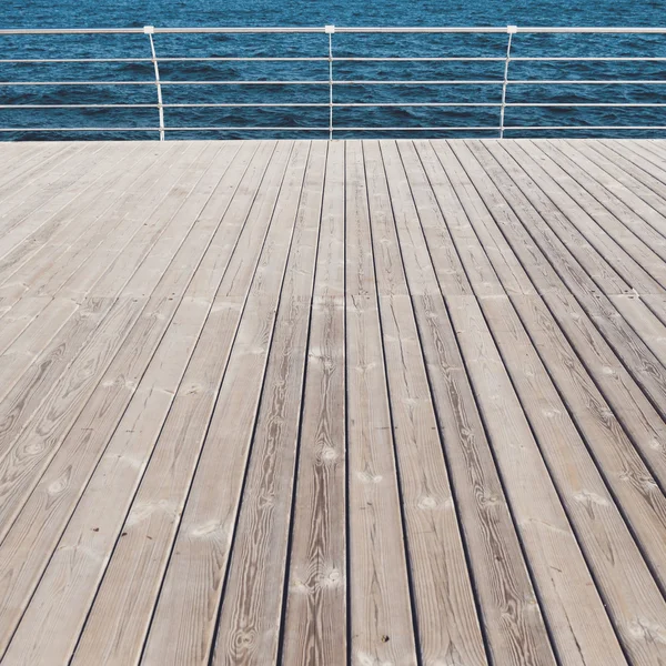 Houten pier en uitzicht op zee — Stockfoto