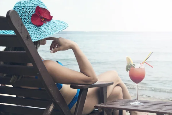 Young woman relaxing at the sea — Stock Photo, Image