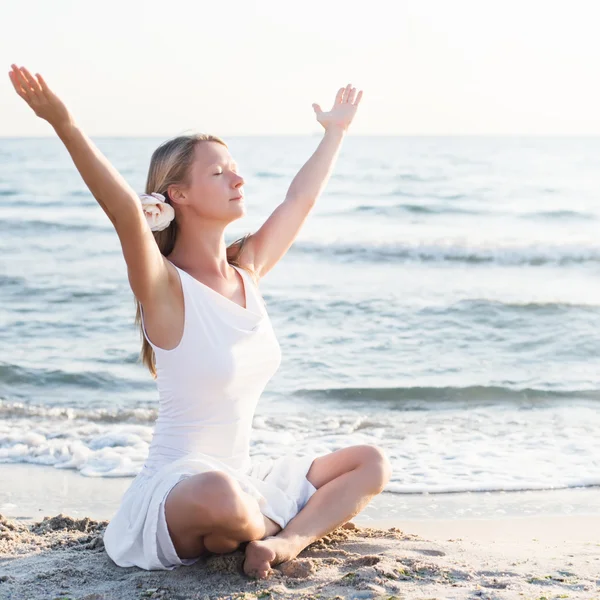 Meditação jovem mulher na praia — Fotografia de Stock