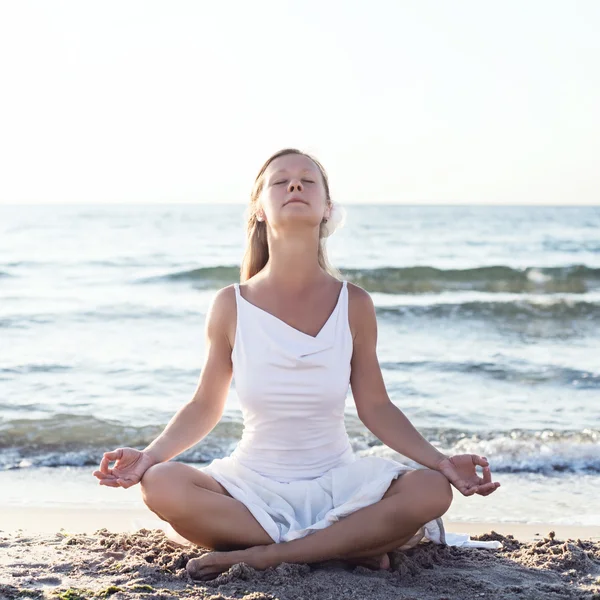 Meditación de mujer joven en la playa — Foto de Stock