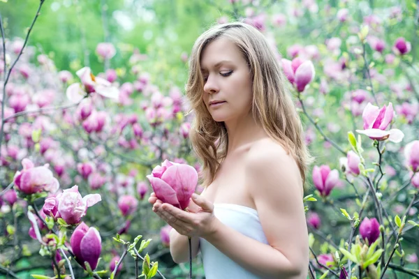 Hermosa chica de primavera con flores — Foto de Stock