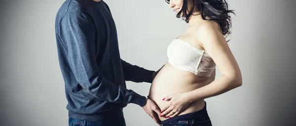 Pregnant mother and happy father — Stock Photo, Image