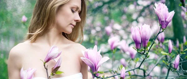 Vackra våren flicka med blommor — Stockfoto