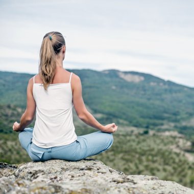 Kadın meditasyon dağlar