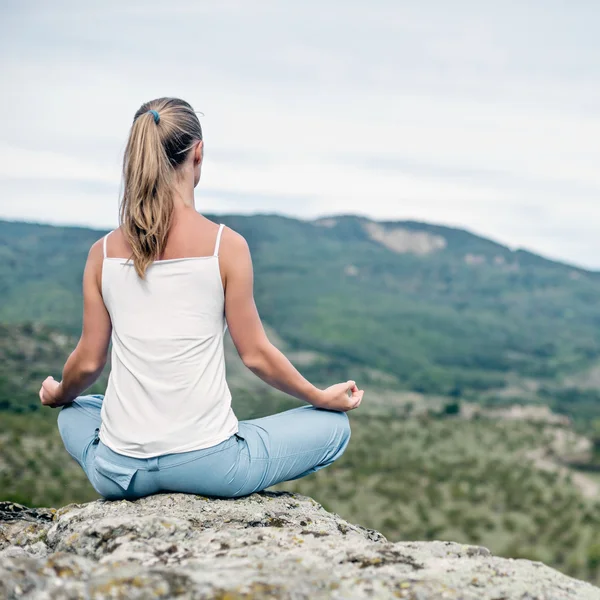 Mujer meditar en las montañas — Foto de Stock