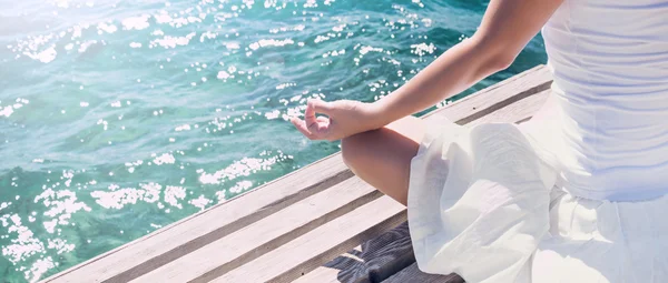 Mujer meditando en el mar — Foto de Stock