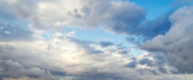Bulutlu ve güneşli gökyüzü