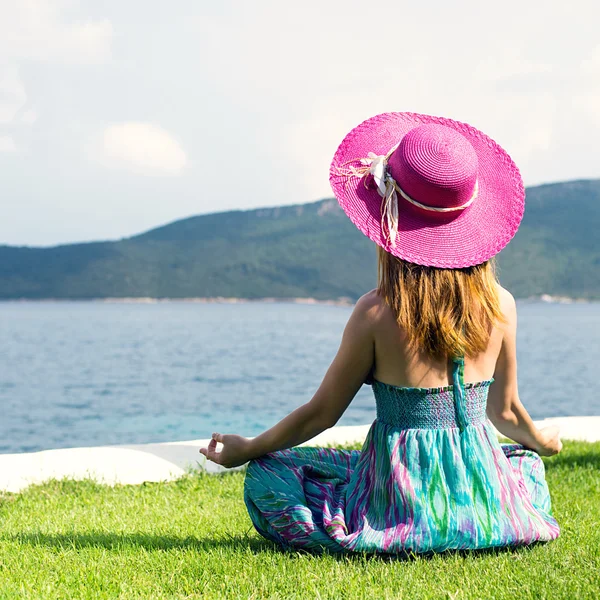 Kvinna mediterar vid havet — Stockfoto