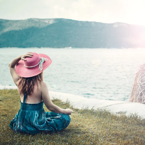 Woman meditating at the sea — Stock Photo, Image