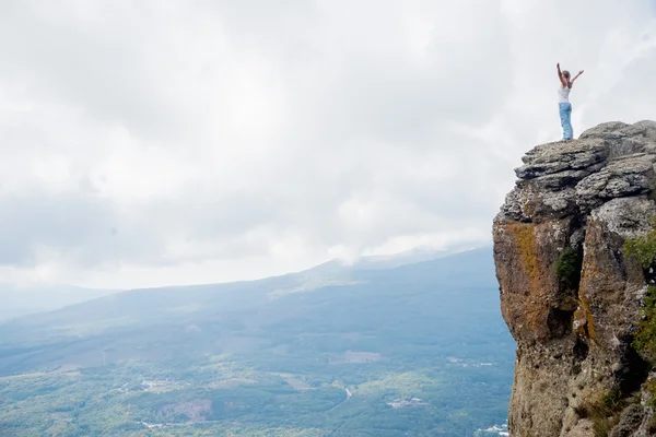 Vrouw op de top van de bergen — Stockfoto