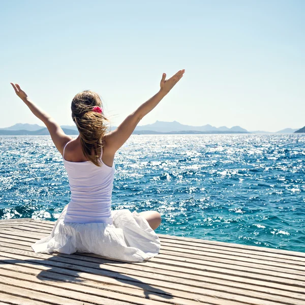 Frau meditiert am Meer — Stockfoto