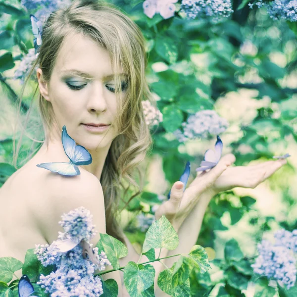 Hermosa chica de primavera con flores — Foto de Stock