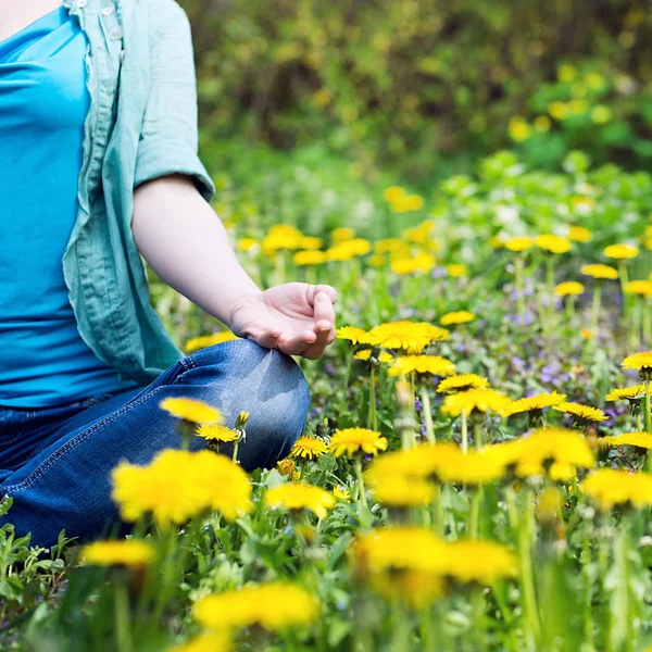 Mujer bonita meditar en el parque — Stockfoto