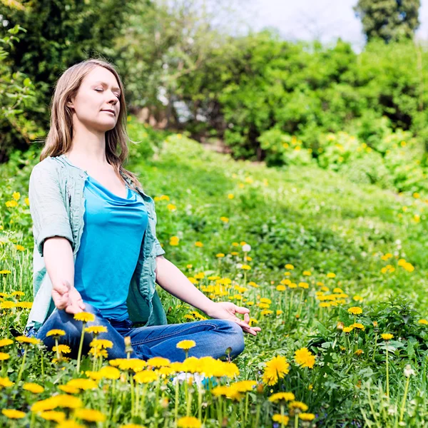 Mujer bonita meditar en el parque — Stockfoto